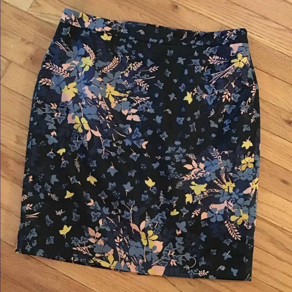 LIKE NEW LOFT COTTON NAVY FLORAL PENCIL SKIRT - LINED Mauve Gold Blue 8
